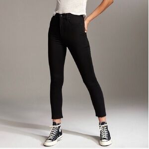 The LOLA HIGH RISE SLIM SKINNY CROP jeans by Denim Forum and ARITIZIA, dark blue